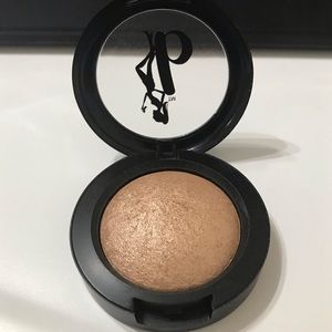 Be a Bombshell Cosmetics bakes bronzer